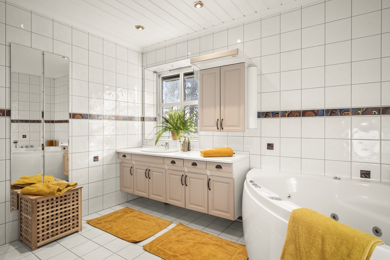 Stort baderom med boblebadekar og dusj Galleribilde