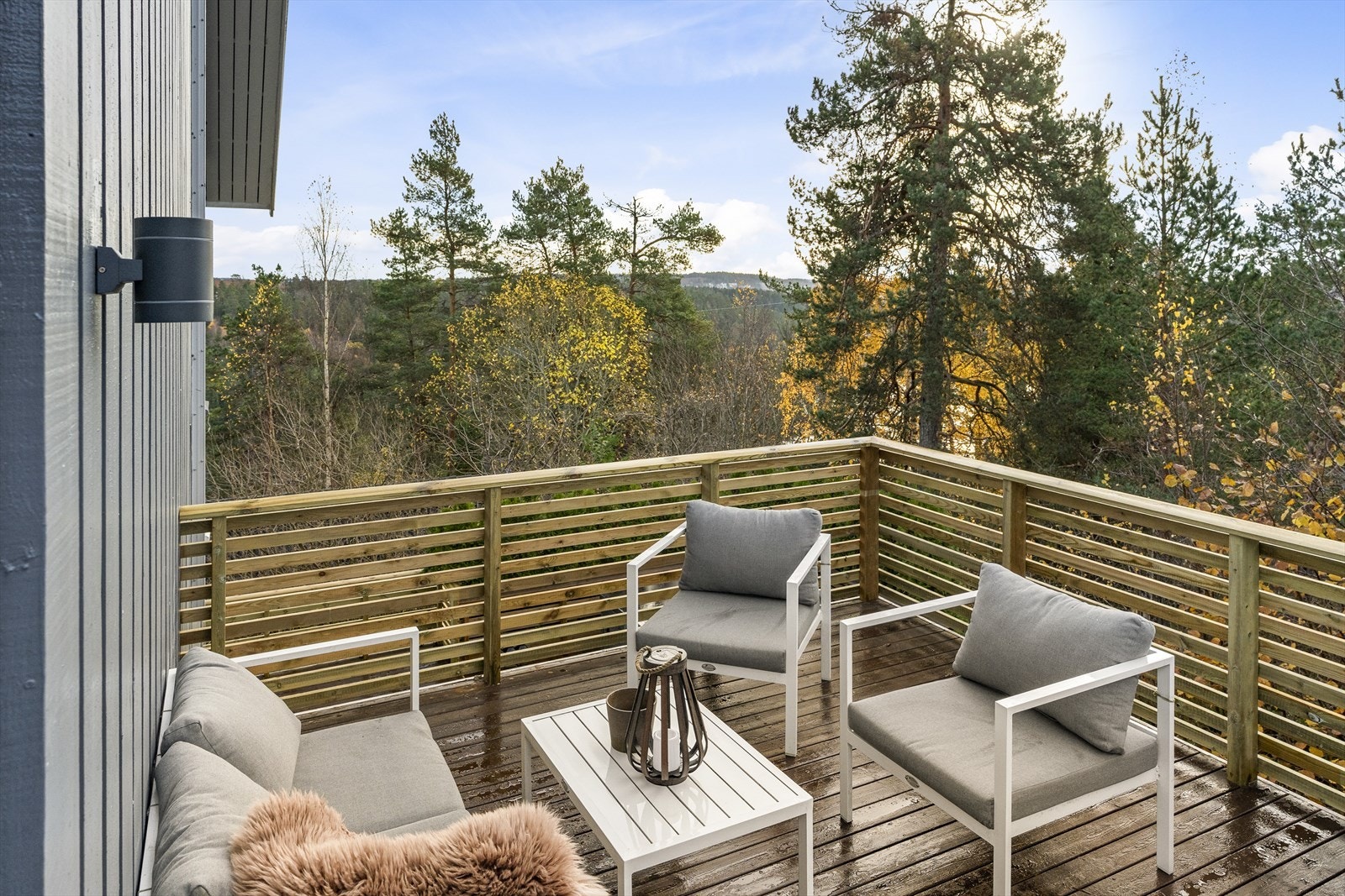 Utgang fra stue til sydvest-vendt terrasse på ca. 43 kvm Galleribilde