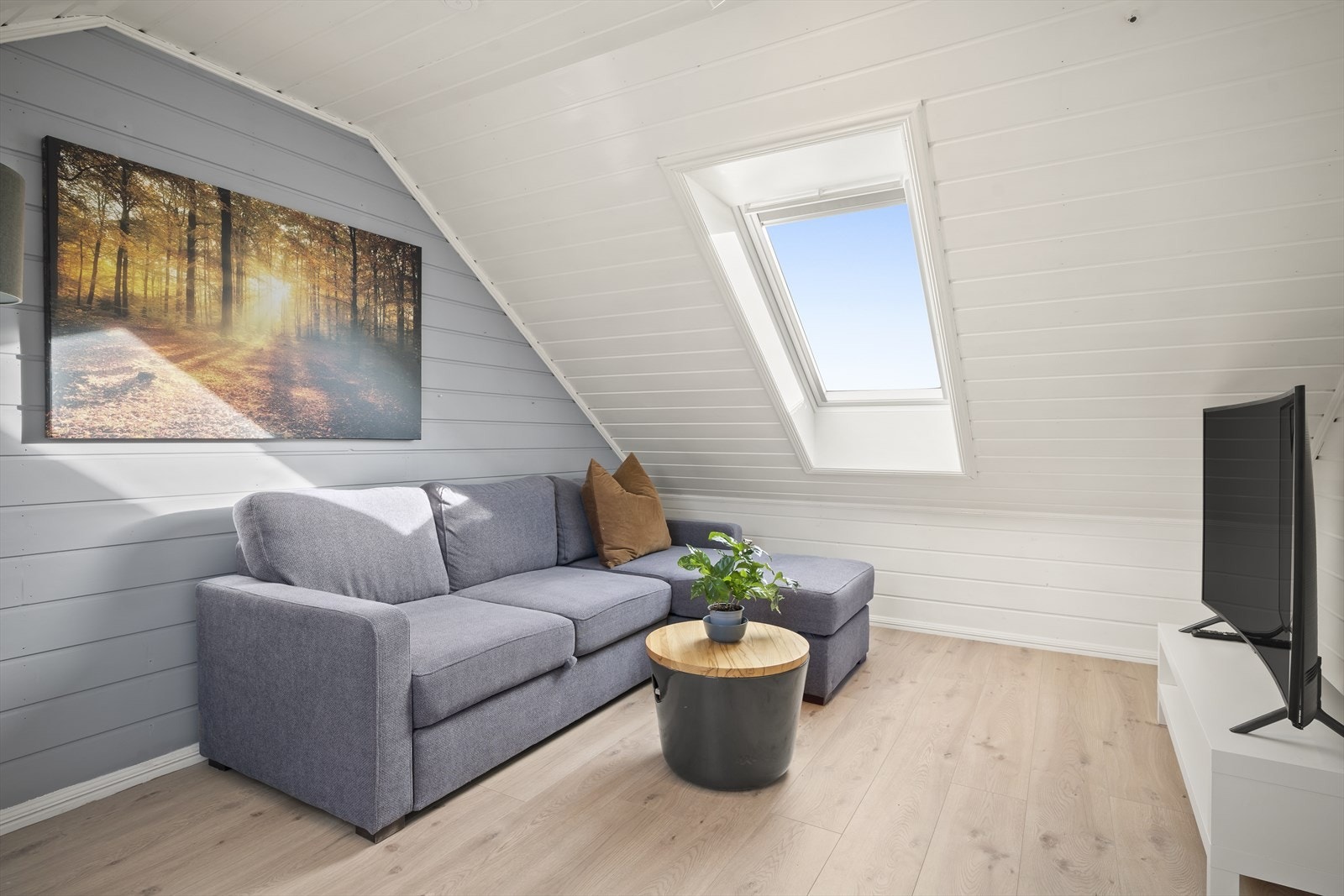 Loftetasje med to romslige allrom/soverom og wc Galleribilde