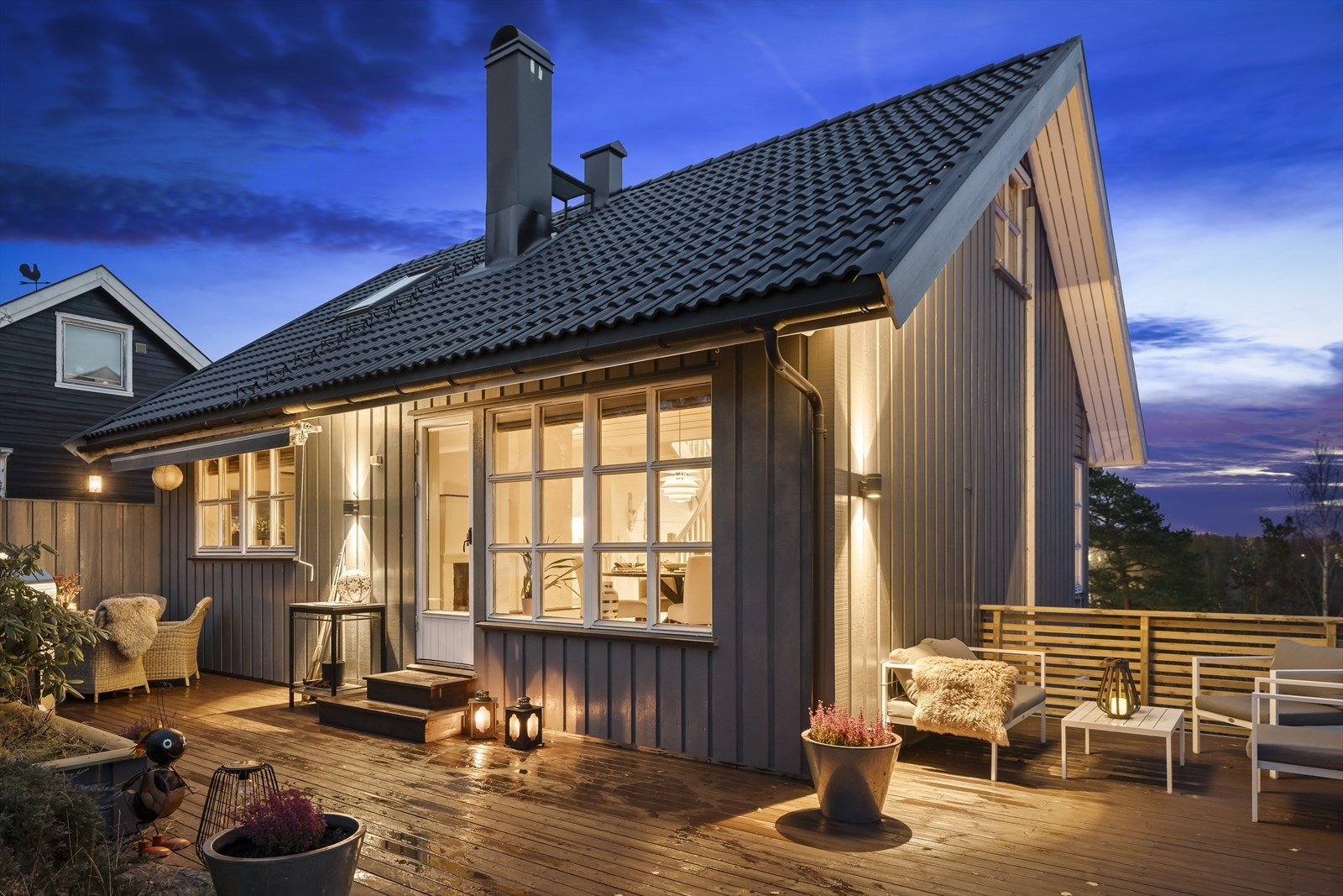 Utgang fra stue til sydvest-vendt terrasse på ca. 43 kvm Galleribilde