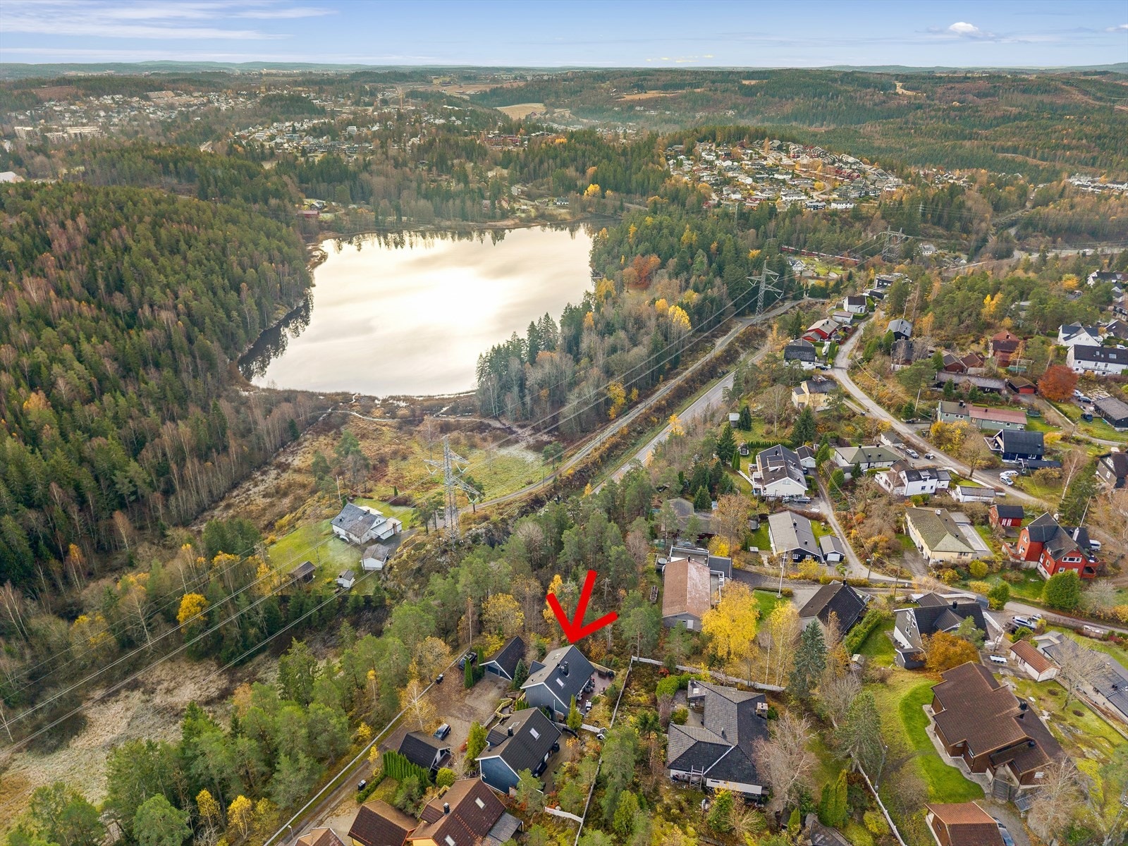 Dronefoto - Tussetjern med parkområder og badeplasser Galleribilde