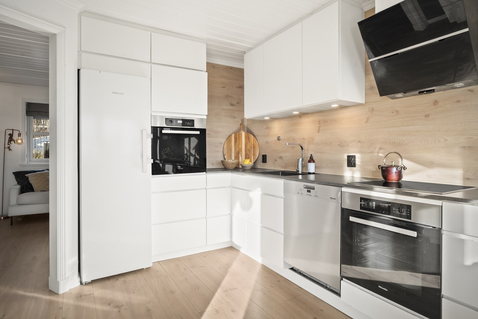 Flott Kvik kjøkken fra 2018 med utgang til liten terrasse Galleribilde