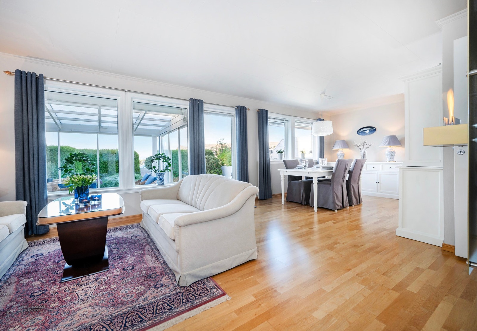 Stue og kjøkken har åpen løsning og utgang til terrasse/hage med vinterhage/hagestue Galleribilde