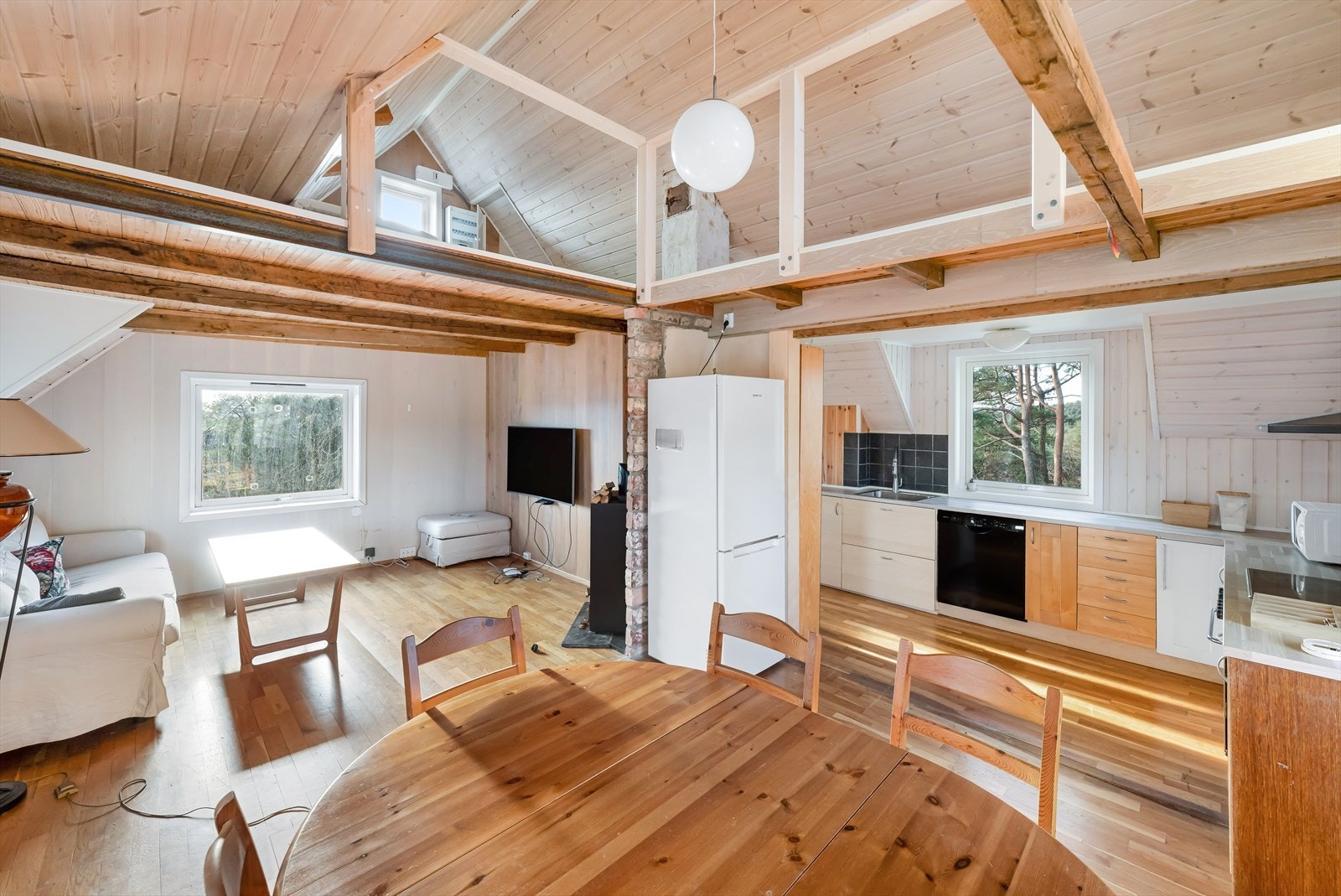 Åpen stue/kjøkkenløsning med hems Galleribilde