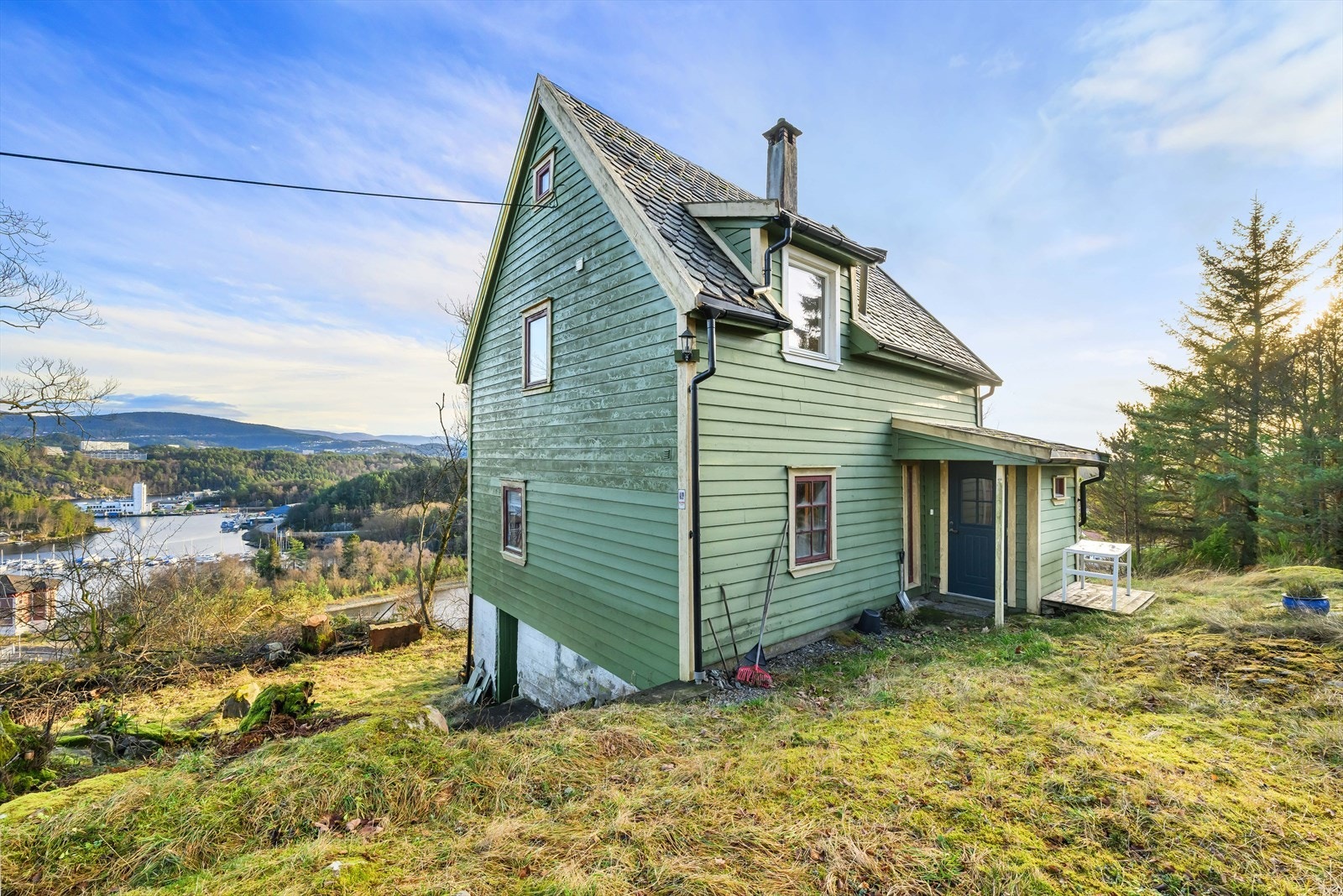 Usjenert naturtomt på en høyde Galleribilde