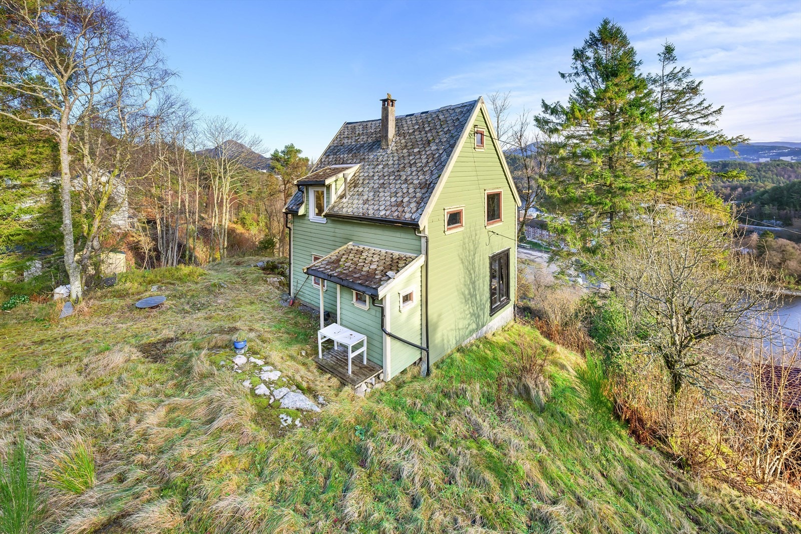 Flott beliggenhet på en høyde, like ovenfor Haakonsvern Galleribilde