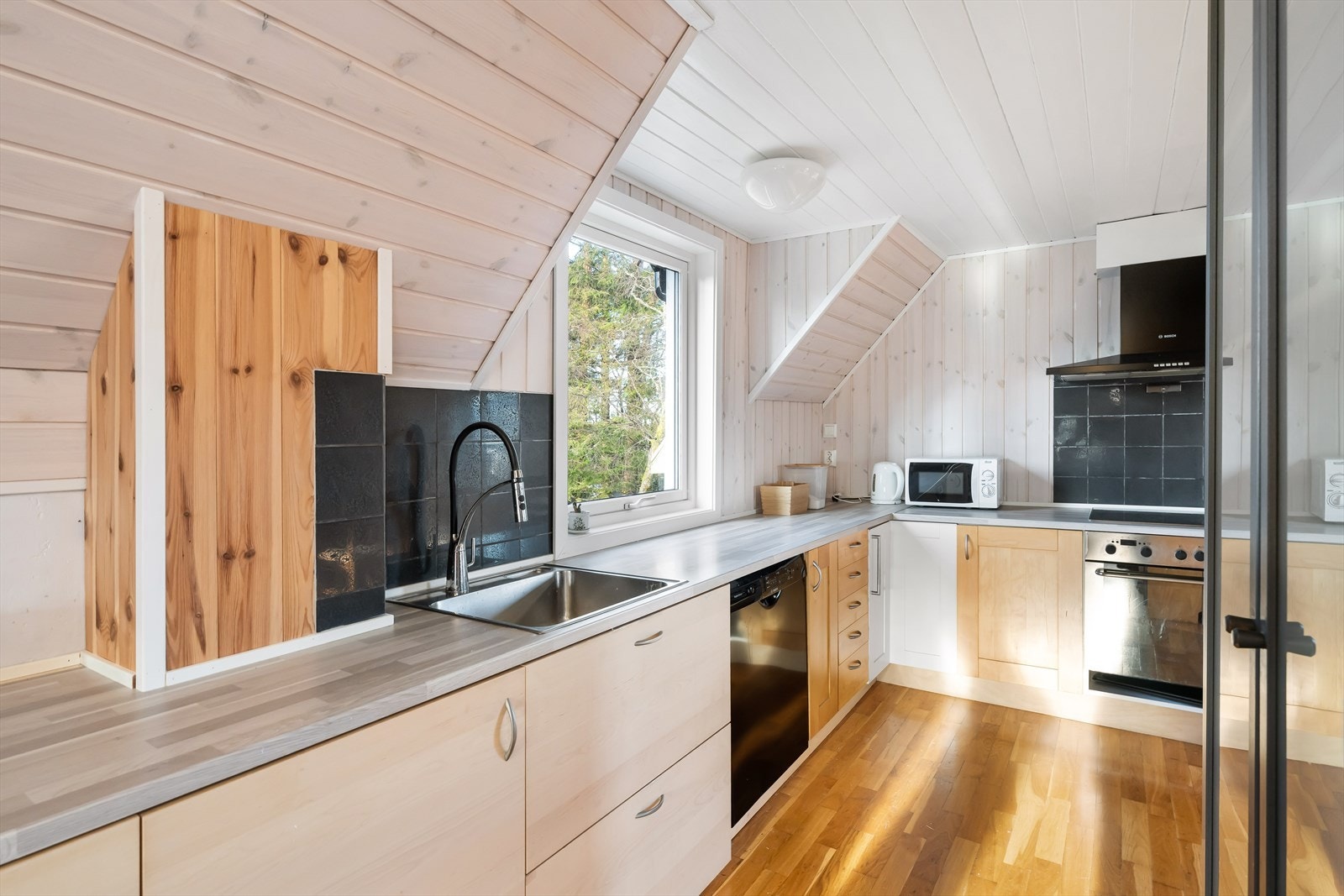 Kjøkken med god benkeplass Galleribilde