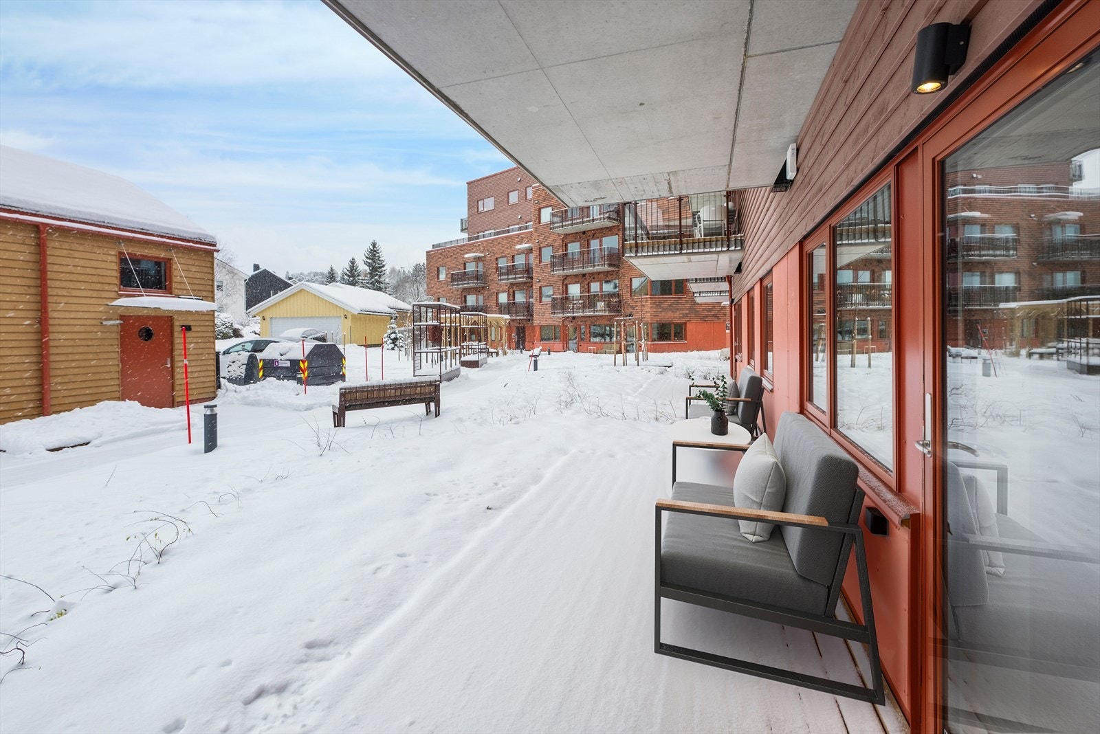 Fra stuen er det utgang til flott platting som er rett i underkant av 10m². Denne vender mot sørvest som gir fine solforhold! Galleribilde