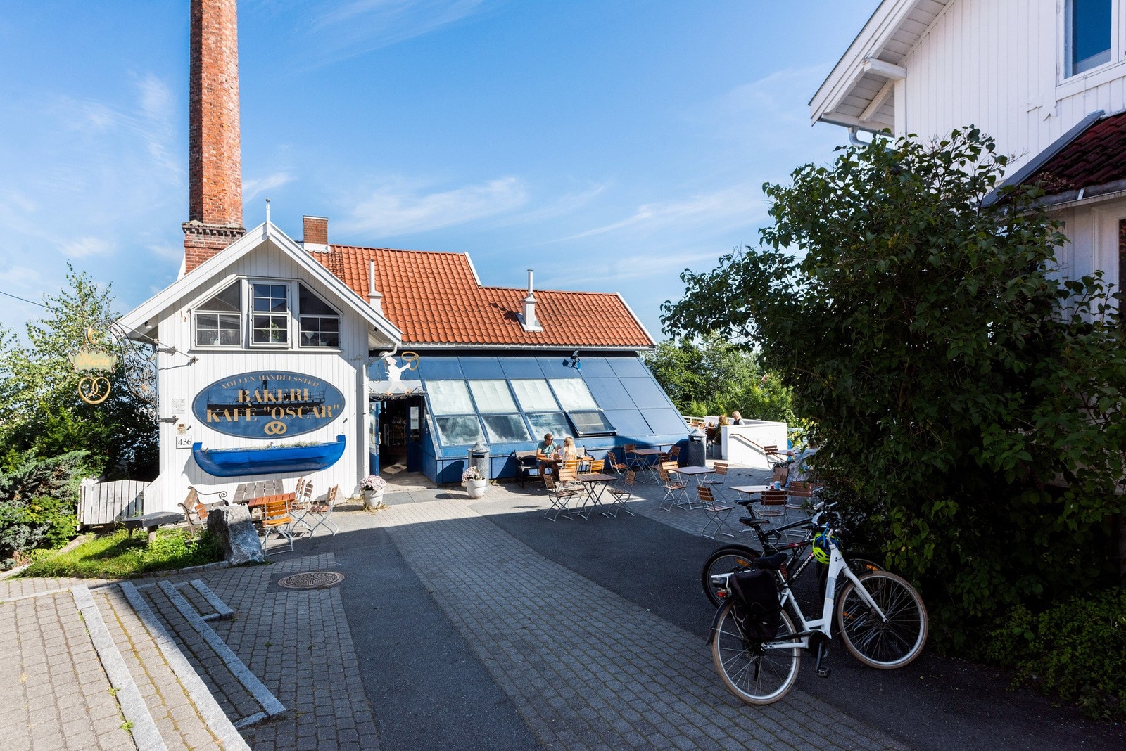 Nede i sentrum ligger Kafe Oscar - et populært turmål på søndager. Galleribilde