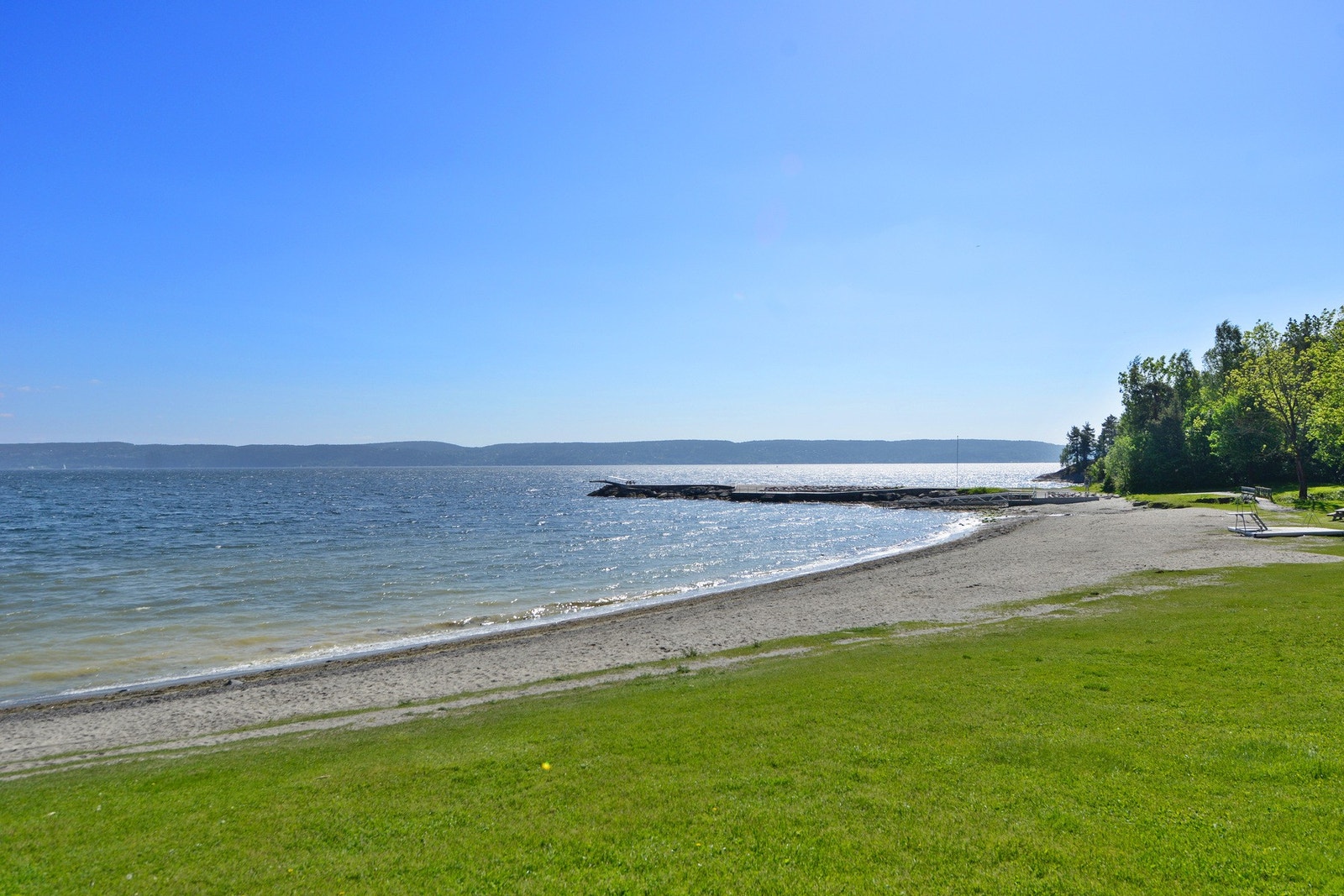 Sjøstrand er en populær strand med store gressplener, badebrygge og molo med stupetårn. Galleribilde