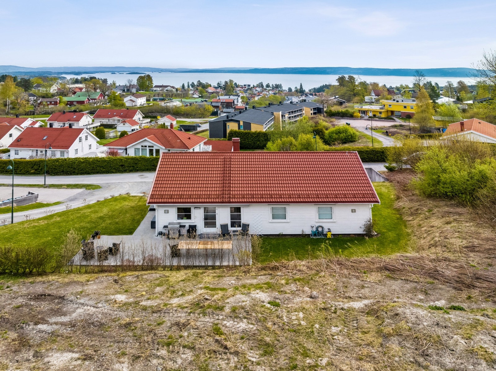 Nydelig panoramautsikt fra midt på tomten. Galleribilde