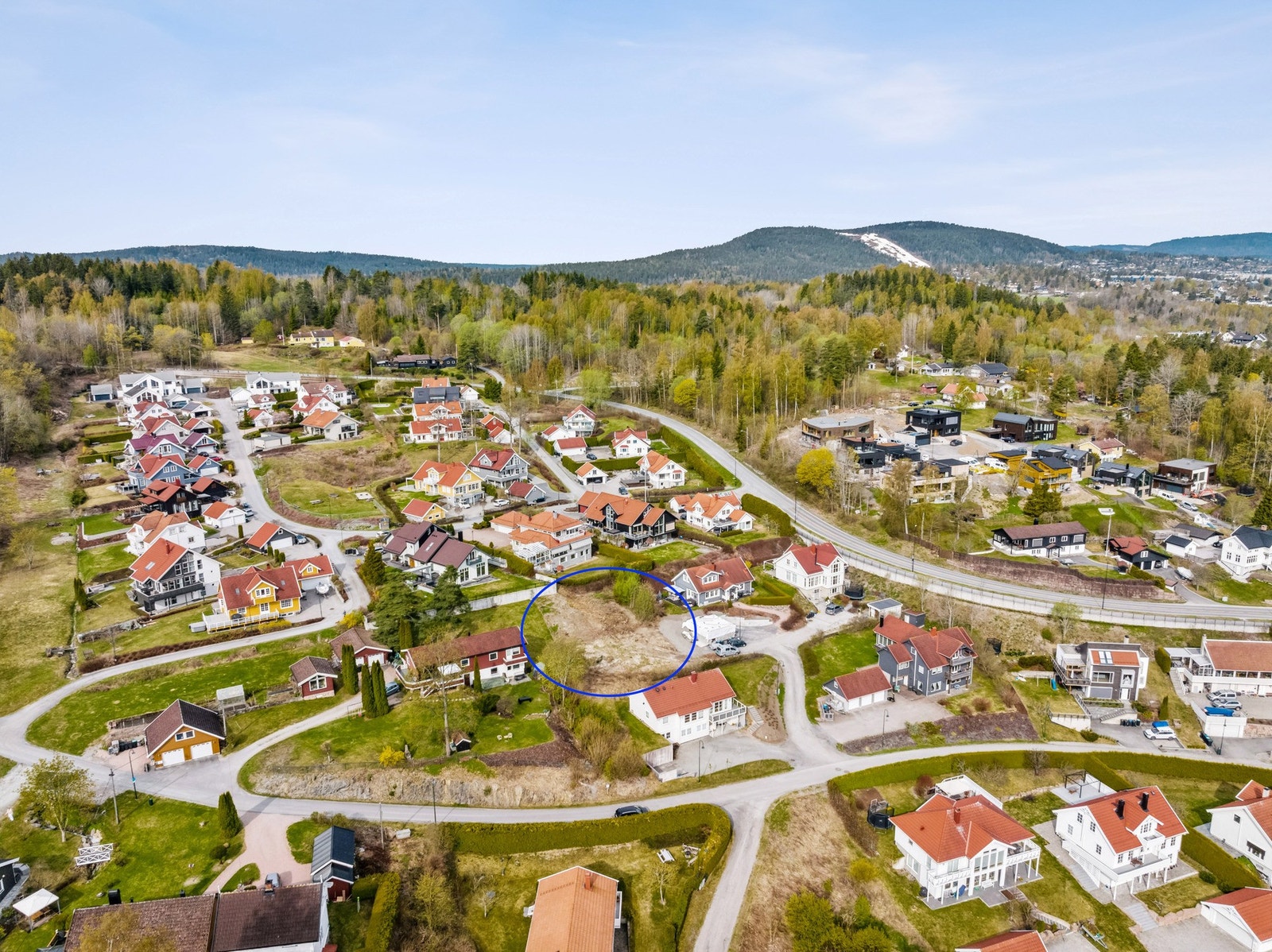 Sjøen i front og marka i ryggen. Vollen dekker de fleste rekreasjonsønsker. Galleribilde