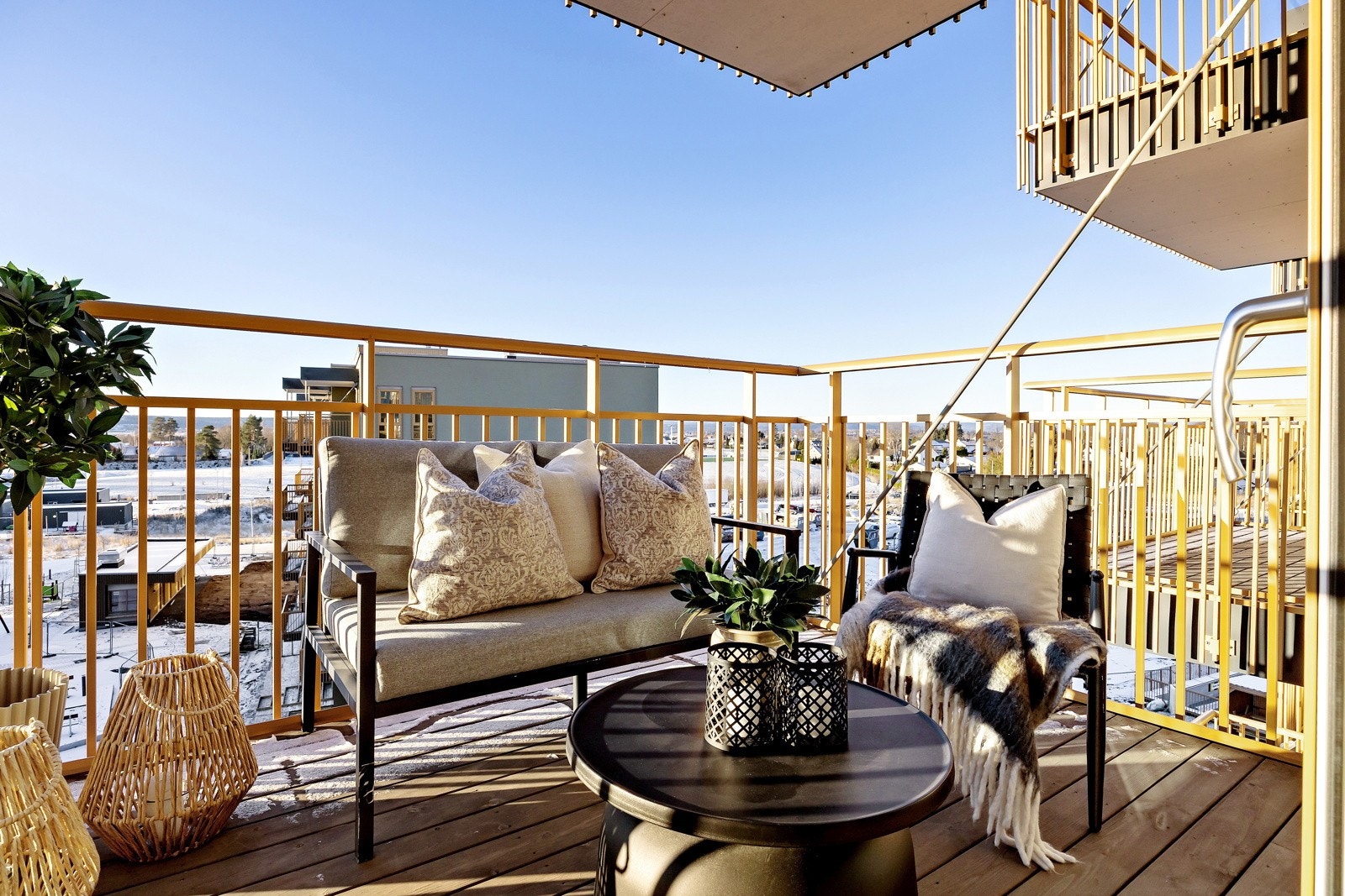 Solrik vestvendt balkong med flott utsikt med adkomst fra stue. Galleribilde