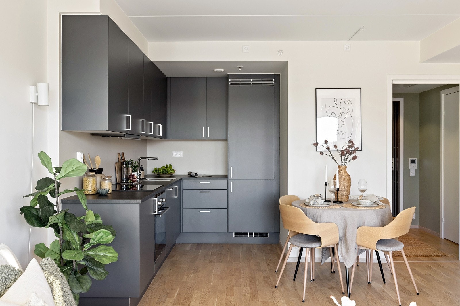 Kjøkkeninnredningen er delikat og moderne med god skap-/benkeplass og integrerte hvitevarer. Galleribilde