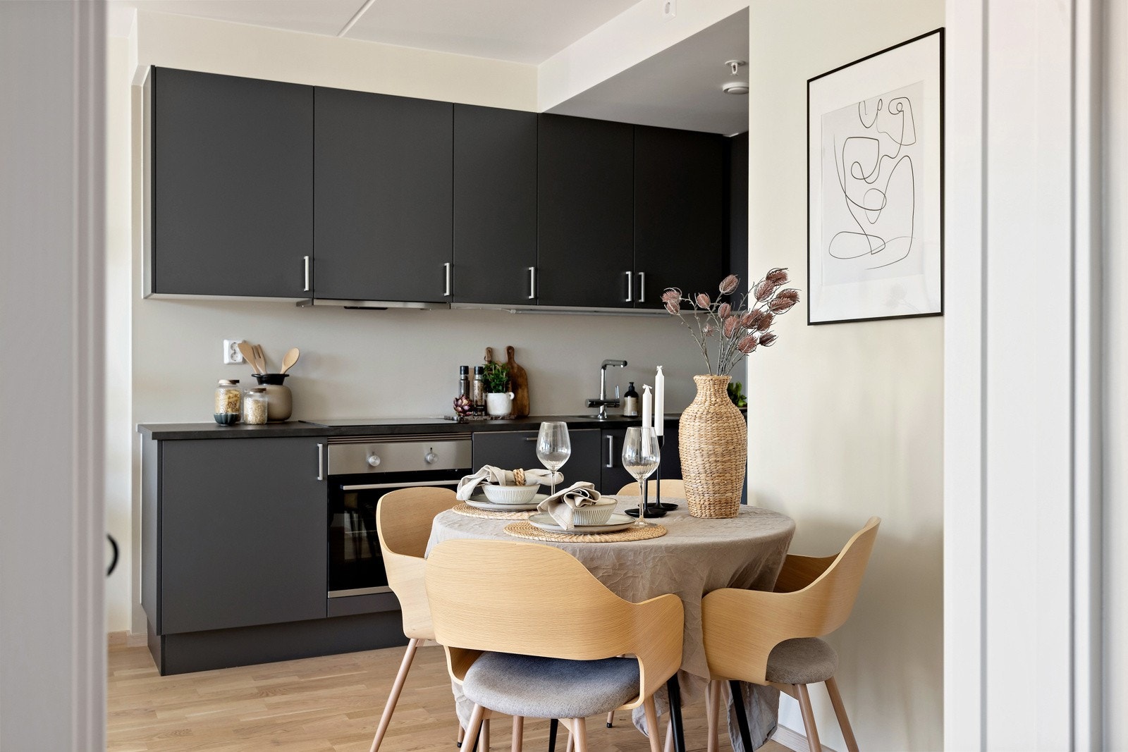 Hvitevarer som stekeovn, platetopp, oppvaskmaskin og kjøleskap medfølger salget. Galleribilde