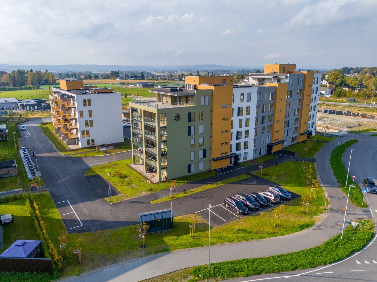 Utenfor er det gjesteparkering for beboernes gjester. Galleribilde