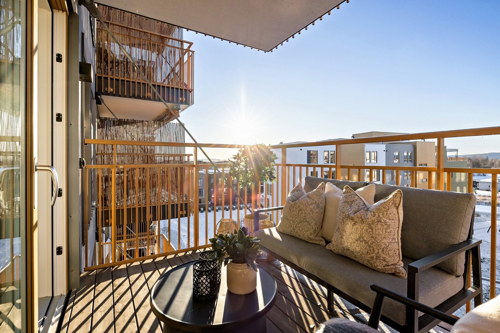 Her har du god plass til å nyte sene sommerkvelder og etablere både sittemøbler og grill. Galleribilde