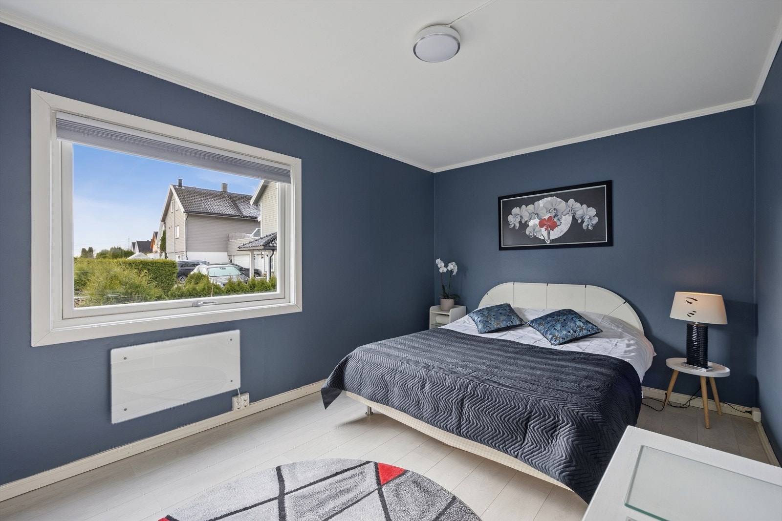 Romslig hovedsoverom med god plass for dobbeltseng og tilhørende møblement Galleribilde