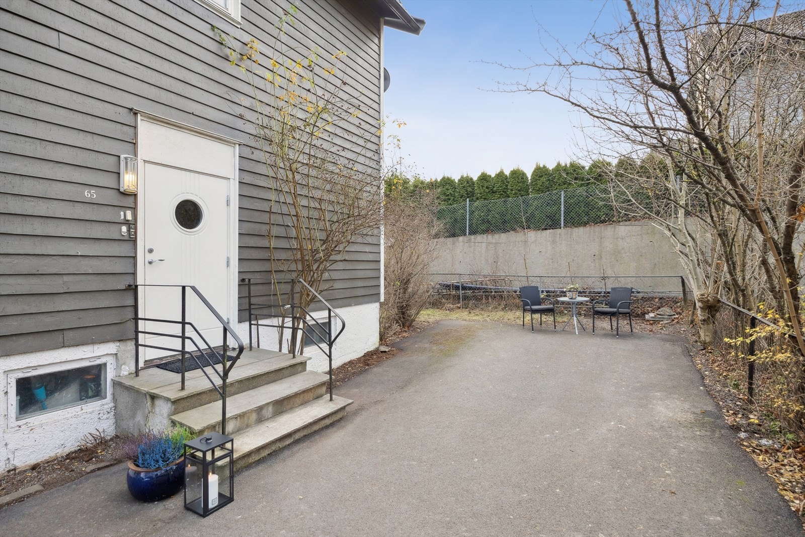 Velkommen inn til refstadveien 65.
Man har lov å parkere 1 bil på sameiets tomt. Galleribilde