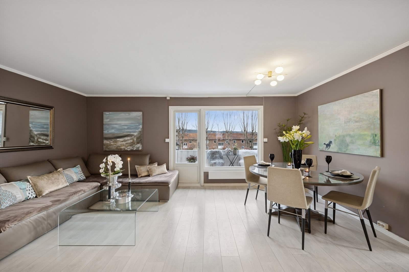 Romslig og lys stue med plass for både sofagruppe og spisebord. Utgang til sydøstvendt balkong. Galleribilde