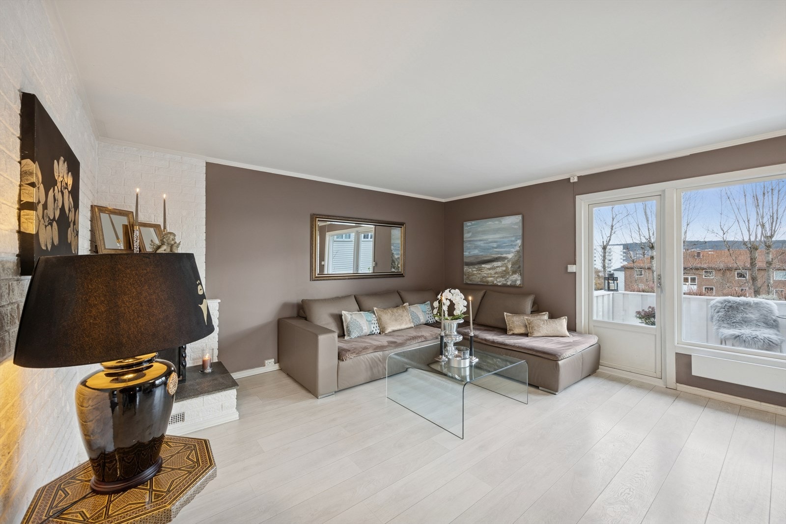 Store vindusflater slipper inn mye naturlig lys. Utgang til sydøstvendt balkong. Galleribilde