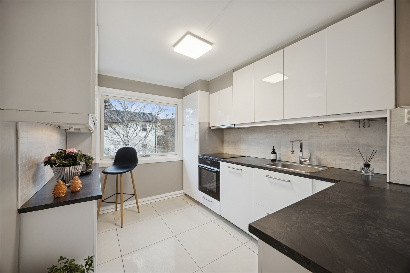 Her er det godt med skap- og benkeplass Galleribilde