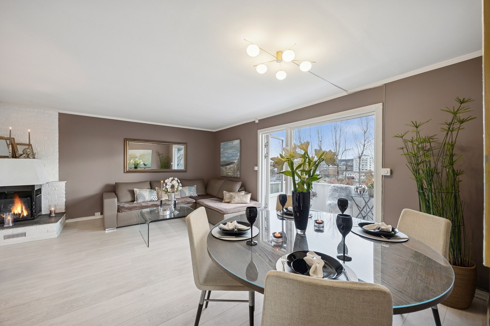 Lys og romslig og fin stue med peis. Plass til spisebord og sofagruppe. Galleribilde