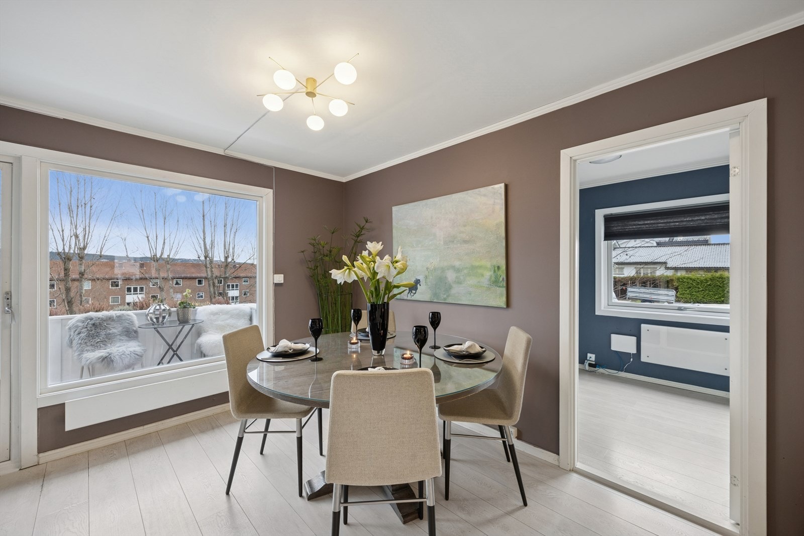 Stuen kan fint deles opp i flere soner. Det er inngang til det ene soverommet fra stuen. Galleribilde