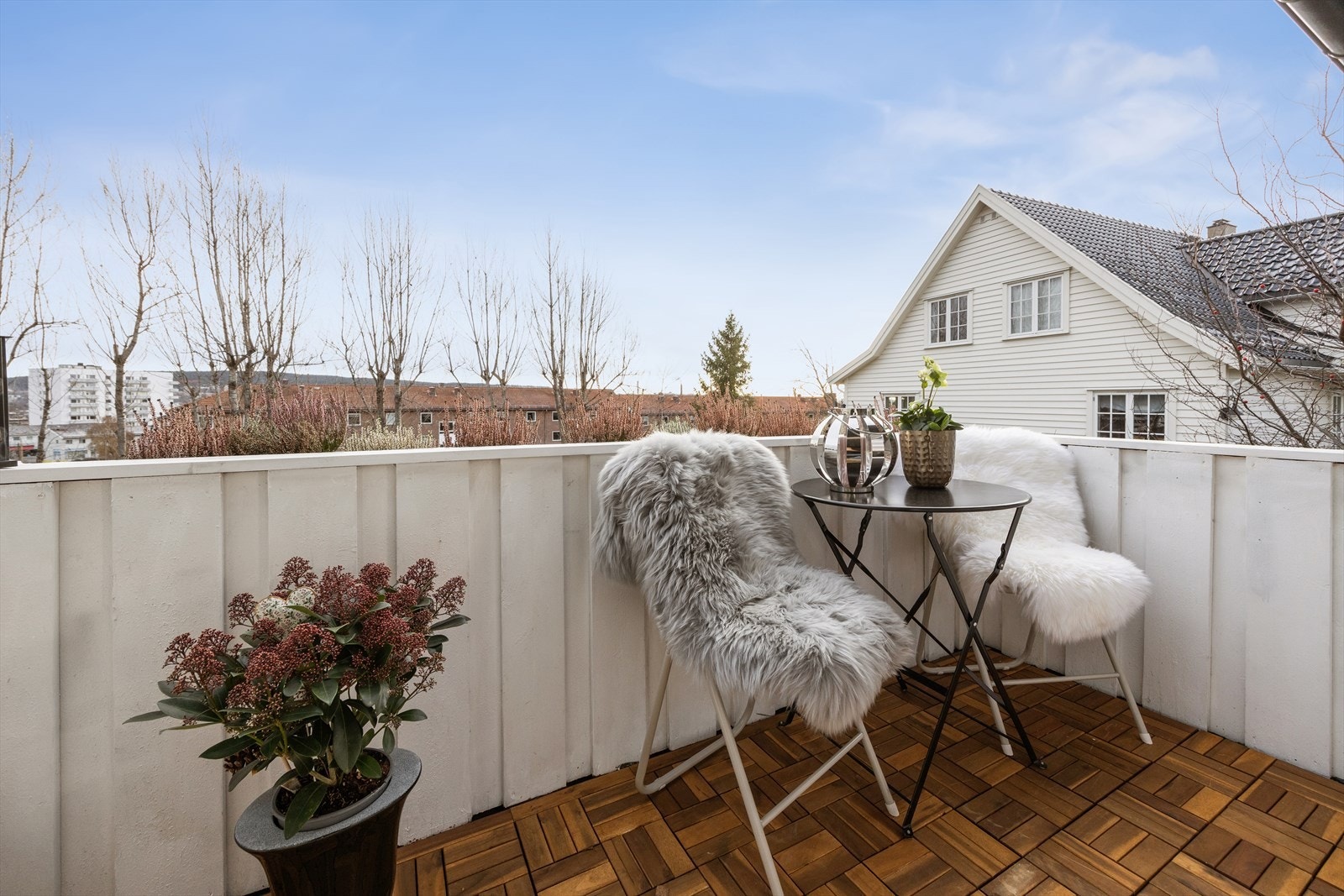 På balkongen har man plass til stoler og bord Galleribilde