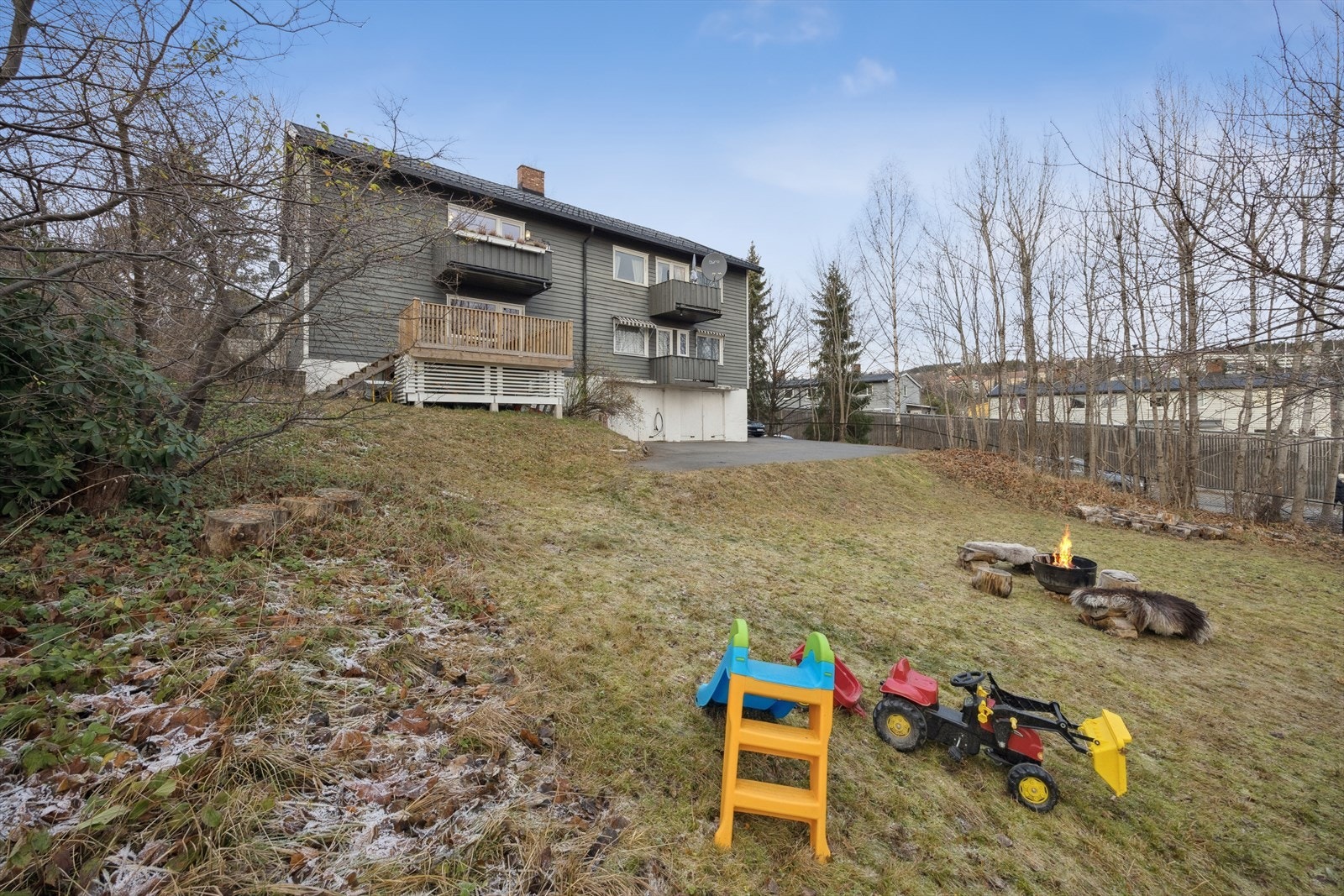 Boligen har en solrik og stor uteplass Galleribilde