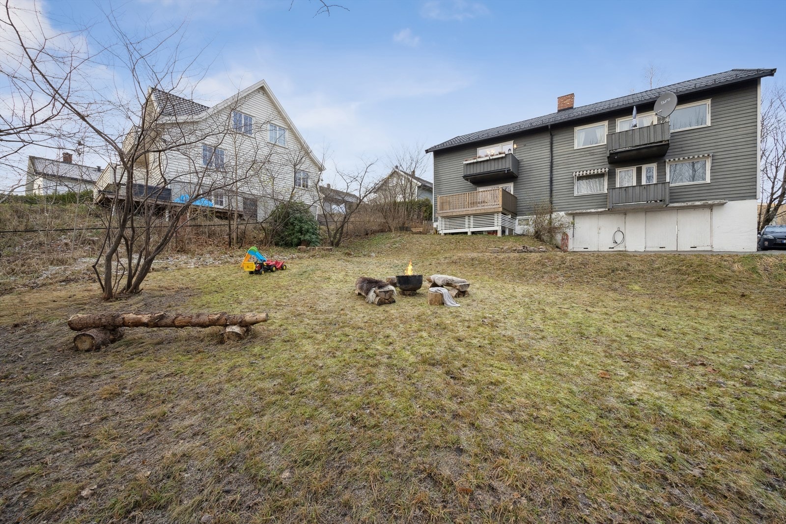 Det er god plass i den felles hagen. Nabolaget er hyggelig og veletablert Galleribilde