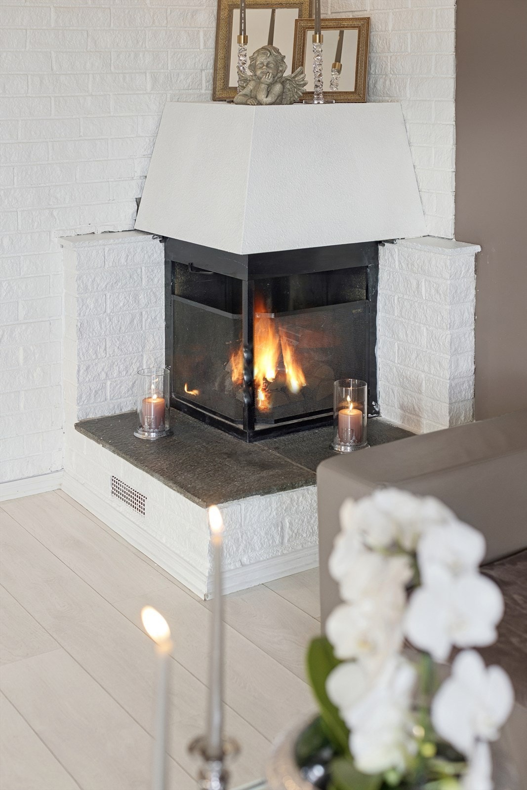 Peis i stuen gir en lun varme på kalde dager Galleribilde