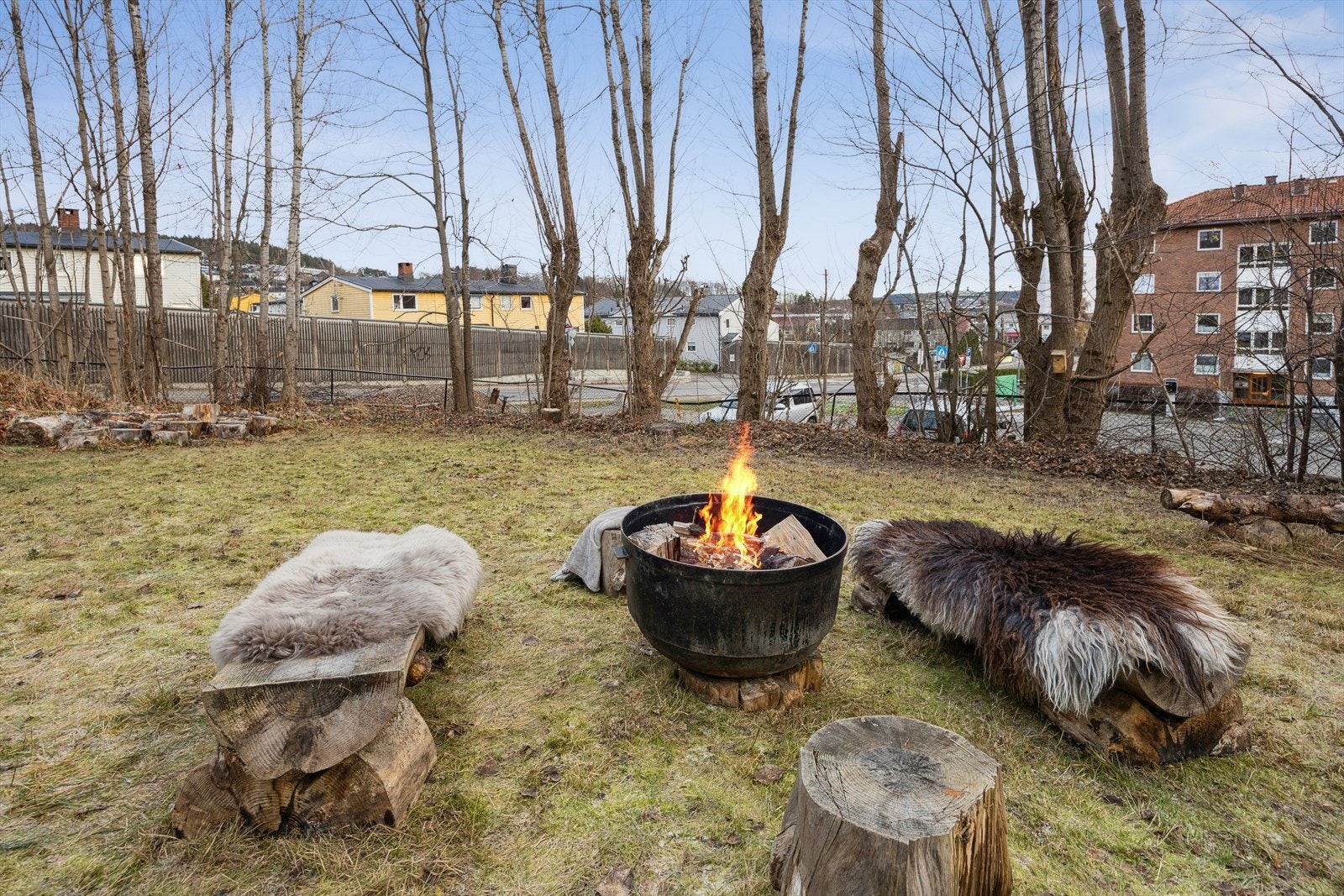 Bålpanne og sitteplasser for en hyggelig grillseanse Galleribilde