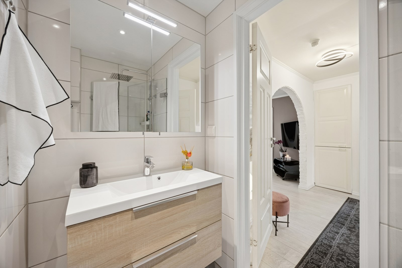 Bad med inngang fra entre/gang. Galleribilde