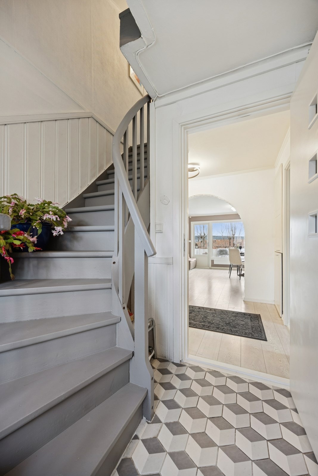 Velkommen inn i en hyggelig entre. Trapp opp til loftsetasjen og det innredede rommet på loftet. Galleribilde