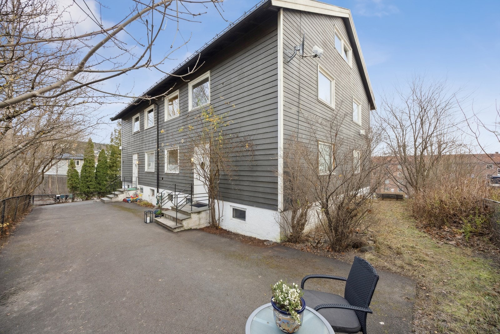 Boligen ligger på høyden og har en fin plassering med stor hage og felles område. Galleribilde