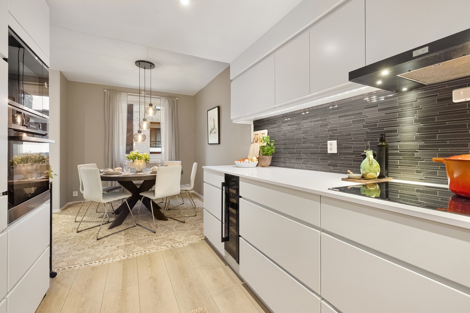 Her er det enkelt å kokkelere og samtidig være en del av det sosiale selskapet. Galleribilde