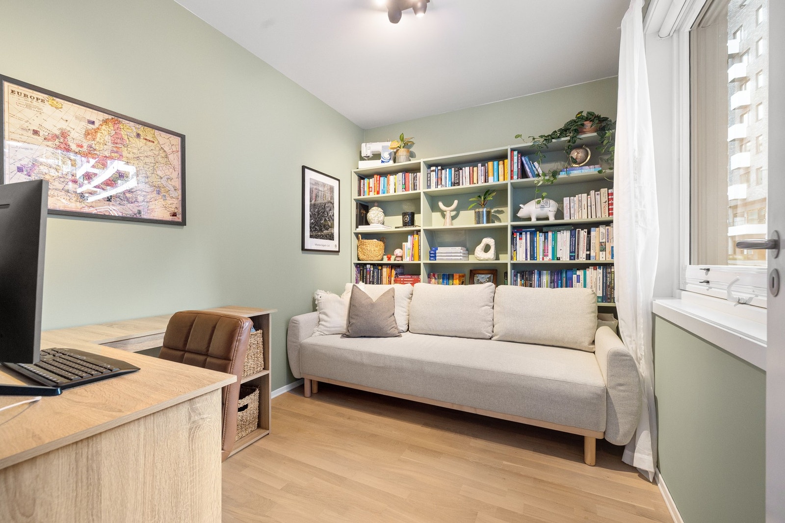 Soverom II - Lyst og romslig, med en plassbygget hylleseksjon. Galleribilde