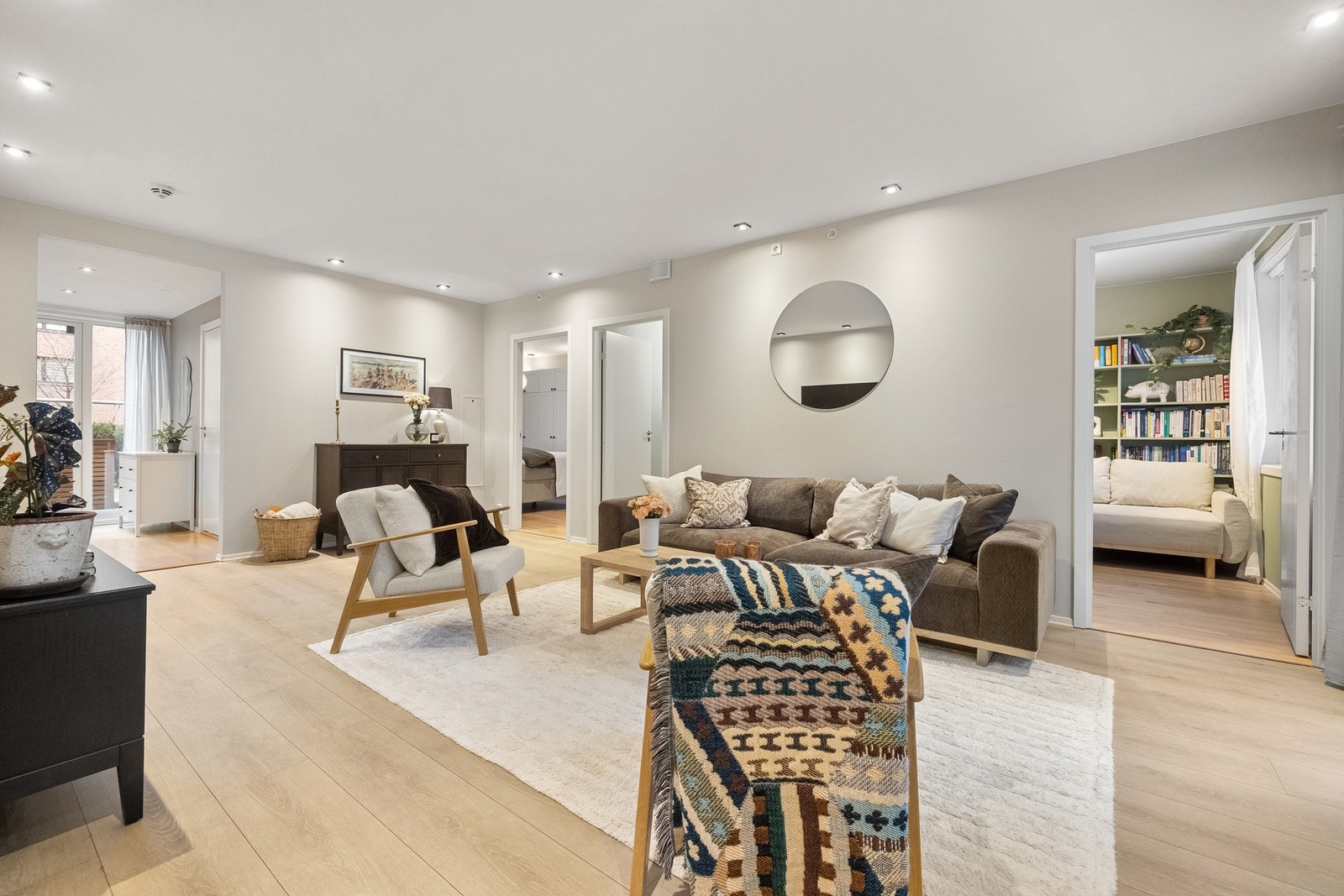 Leiligheten har en moderne standard og oppleves som påkostet - her kan du flytte rett inn. Kjøkken og stue (samt inngangsparti) er nymalt sommeren 2025. Galleribilde