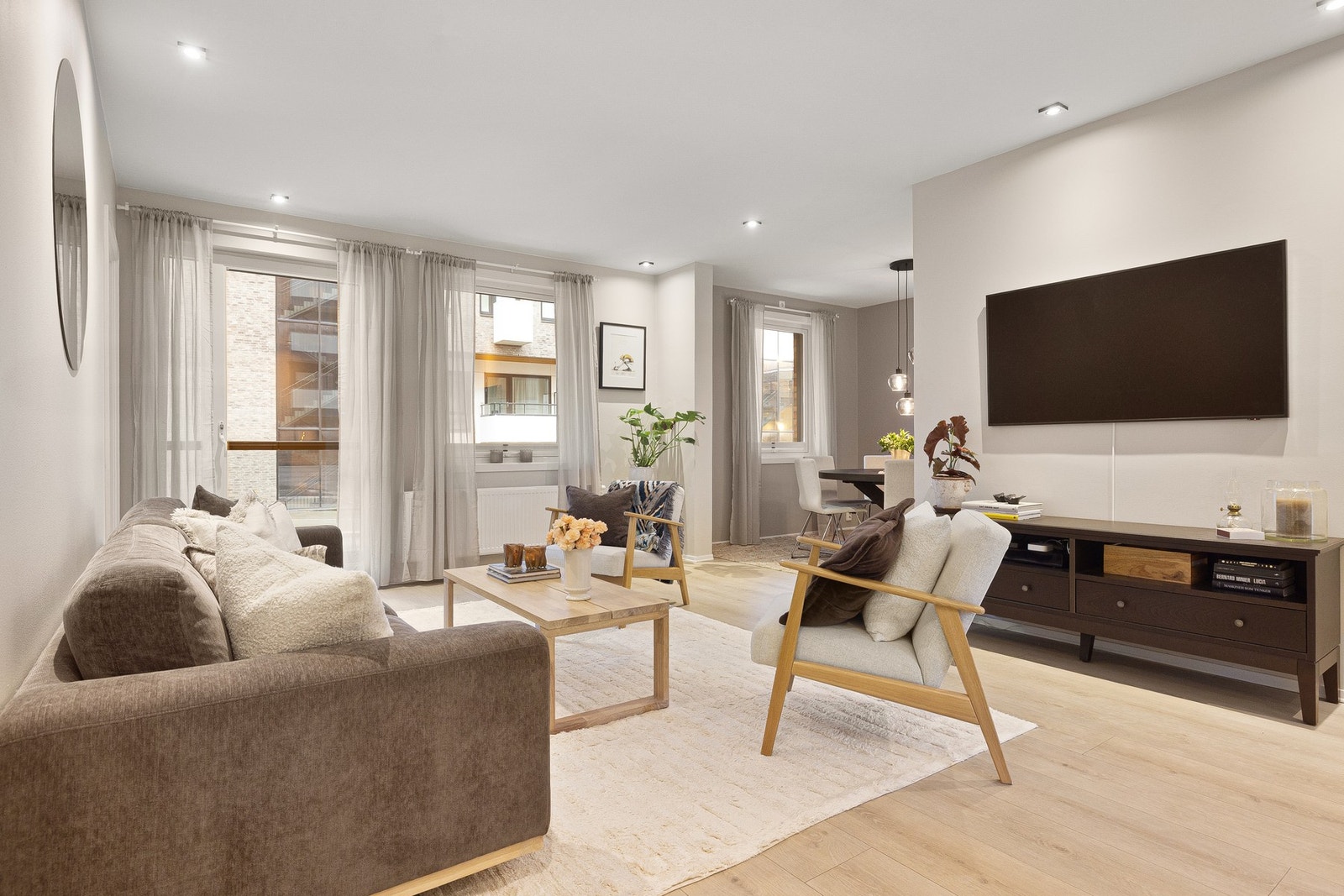 Leiligheten er på hele 95 m2 (BRA-i) - godt tilrettelagt for et sosialt liv, men også med god plass til å kunne trekke seg tilbake. Galleribilde