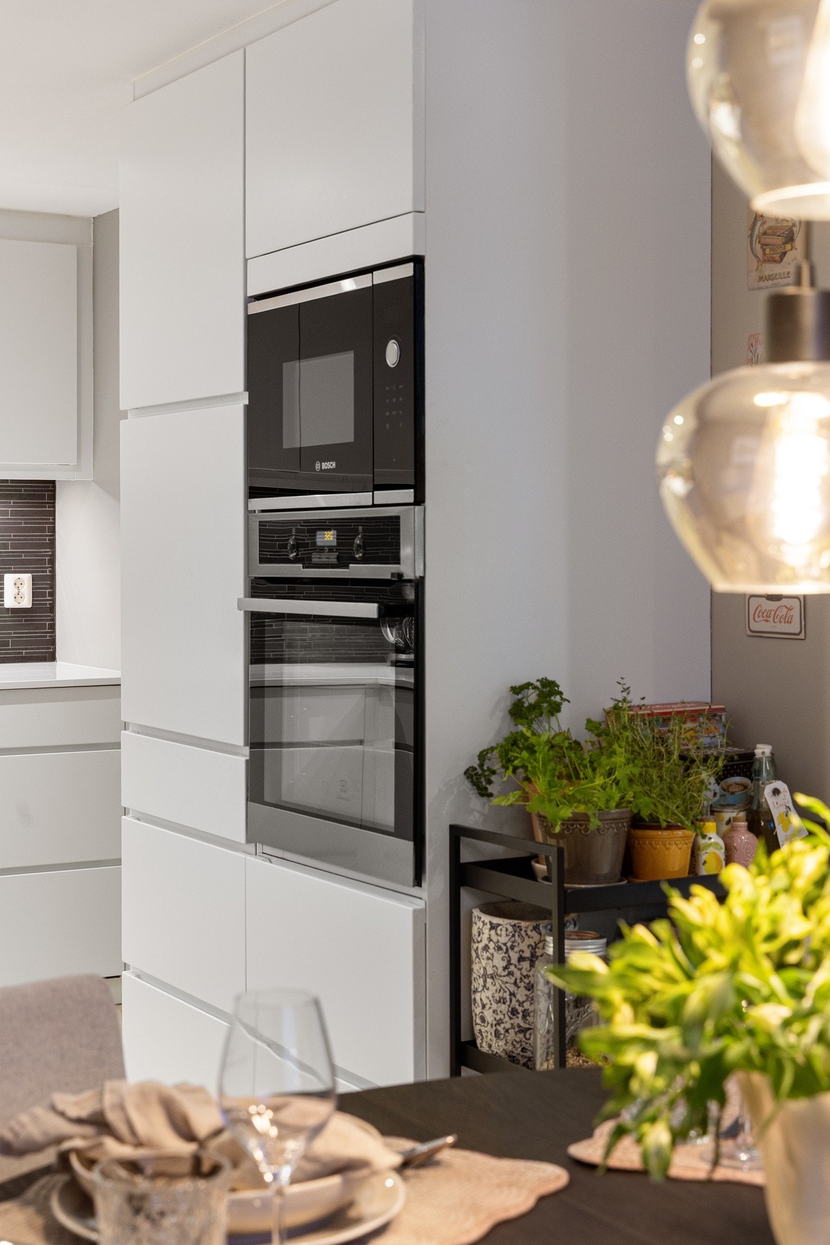 Det er også integrert platetopp, stekeovn, mikro, oppvaskmaskin og kjøl/fryseskap i innredningen. Galleribilde