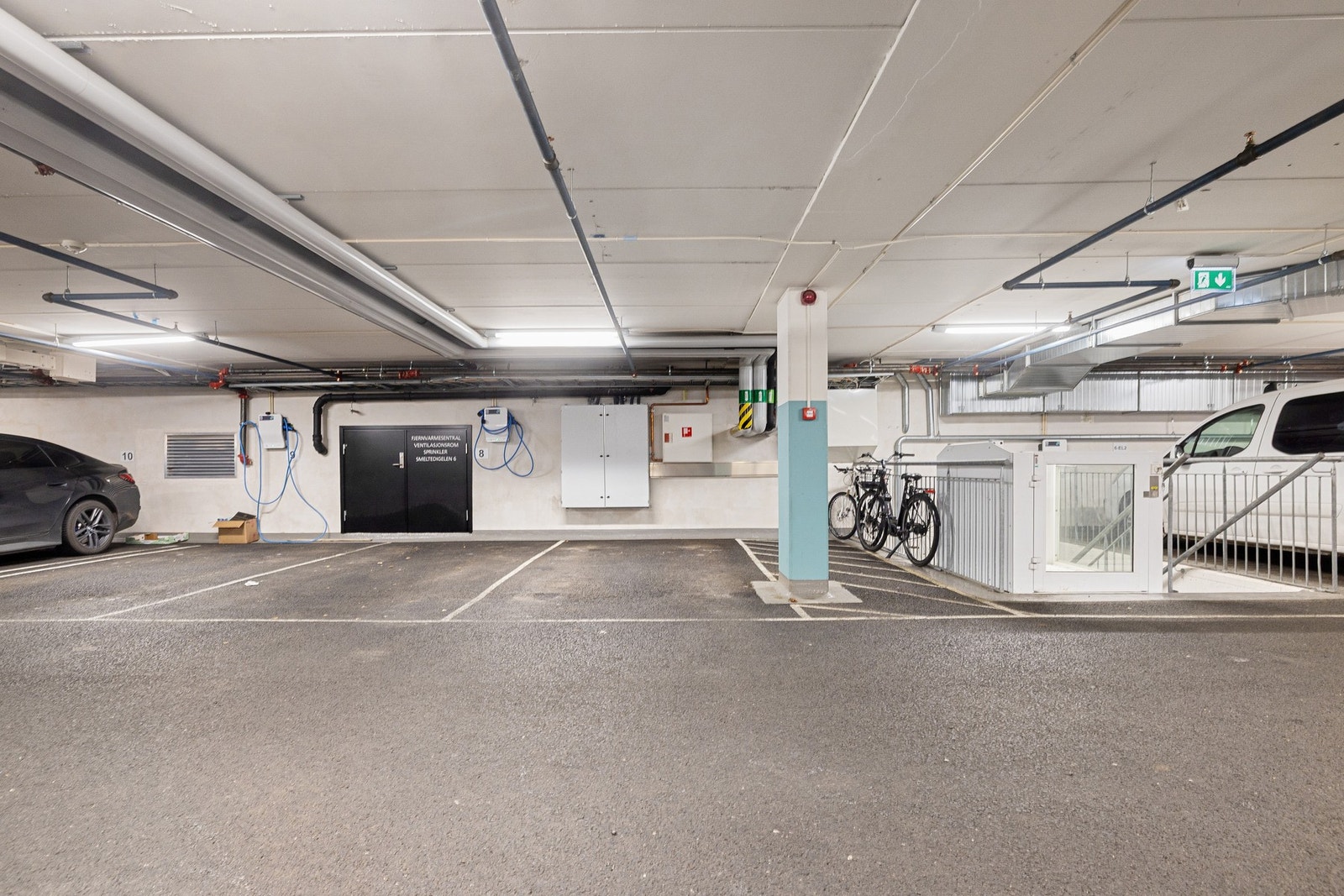 Leiligheten disponerer parkeringsplass i felles garasjeanlegg. Mulighet for å etablere elbil-lader. Galleribilde