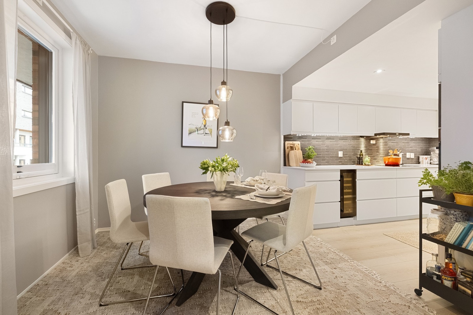 Det beste fra to verdener - følelsen av en åpen og sosial stue/ kjøkkenløsning med plass til å samle venner og familie. Samtidig er leiligheten oppdelt i naturlige soner, noe som gjør det enkelt å trekke seg litt tilbake. Galleribilde