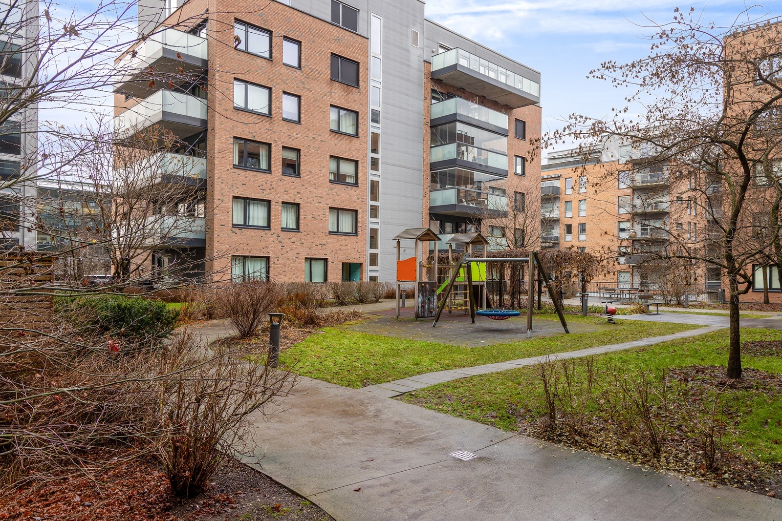 Flotte og forseggjorte fellesområder som viser seg fra sin beste side på sommerstid - et område godt tilrettelagt for både store og små. Galleribilde