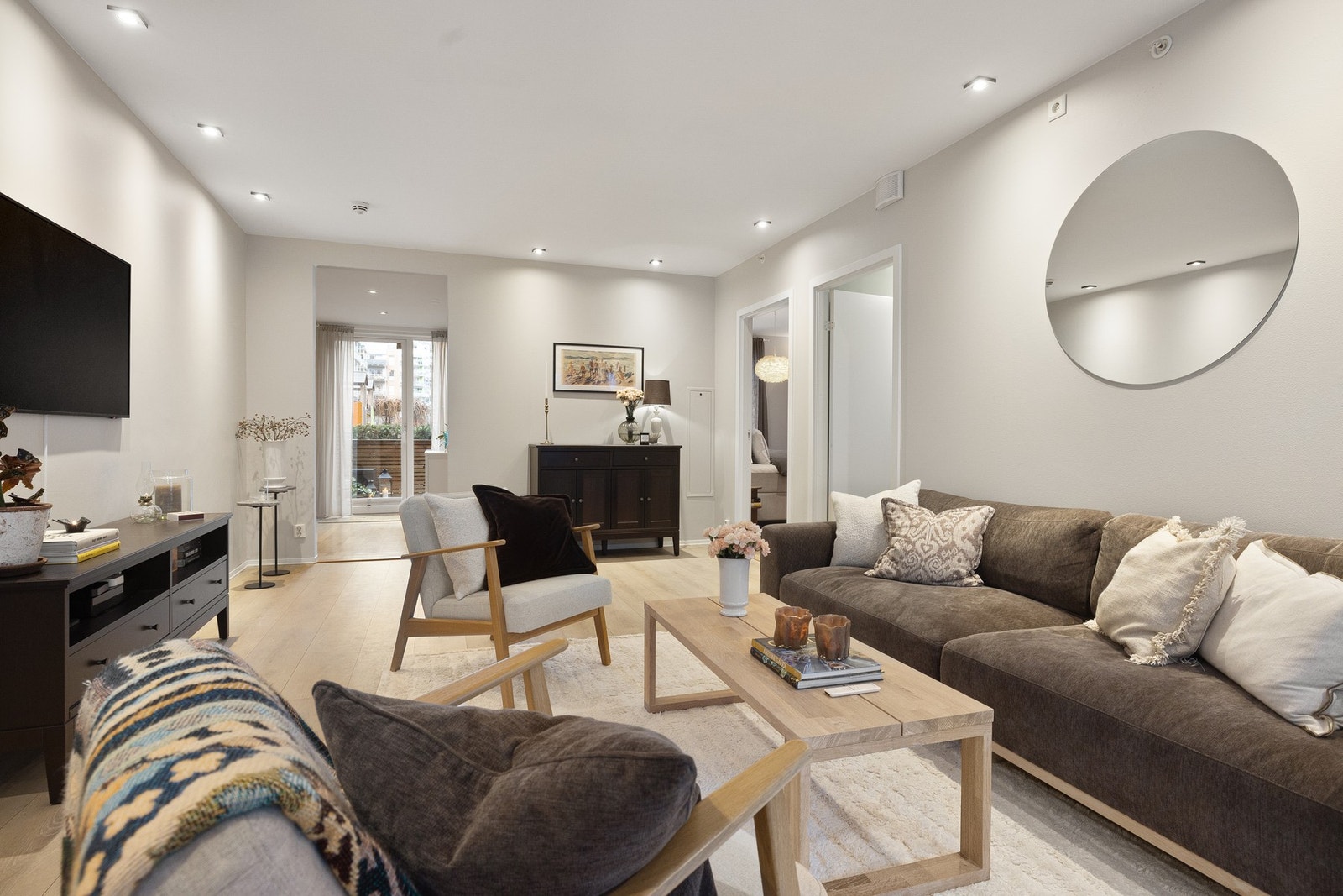 Hue-belysning i hele leiligheten som kan tilpasses etter stemning, i tillegg til at det er spotter i alle rom. Galleribilde