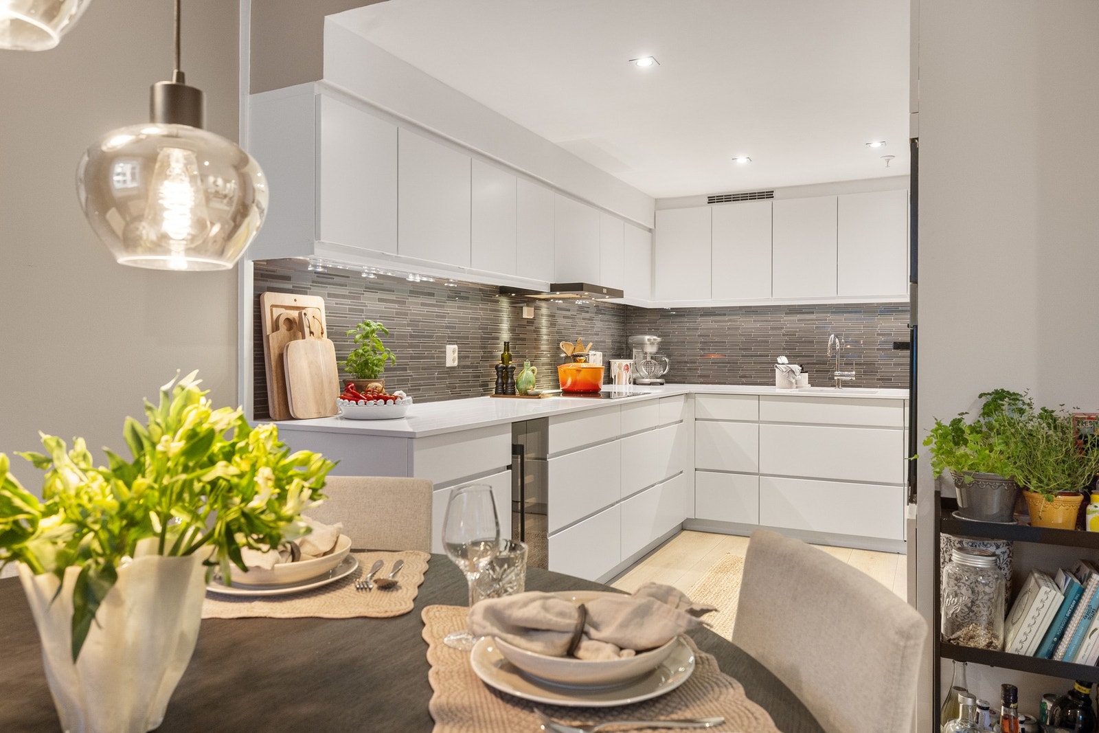 Leiligheten har en god standard fra byggeår 2014, senere modernisert mellom 2018 - 2025. Galleribilde