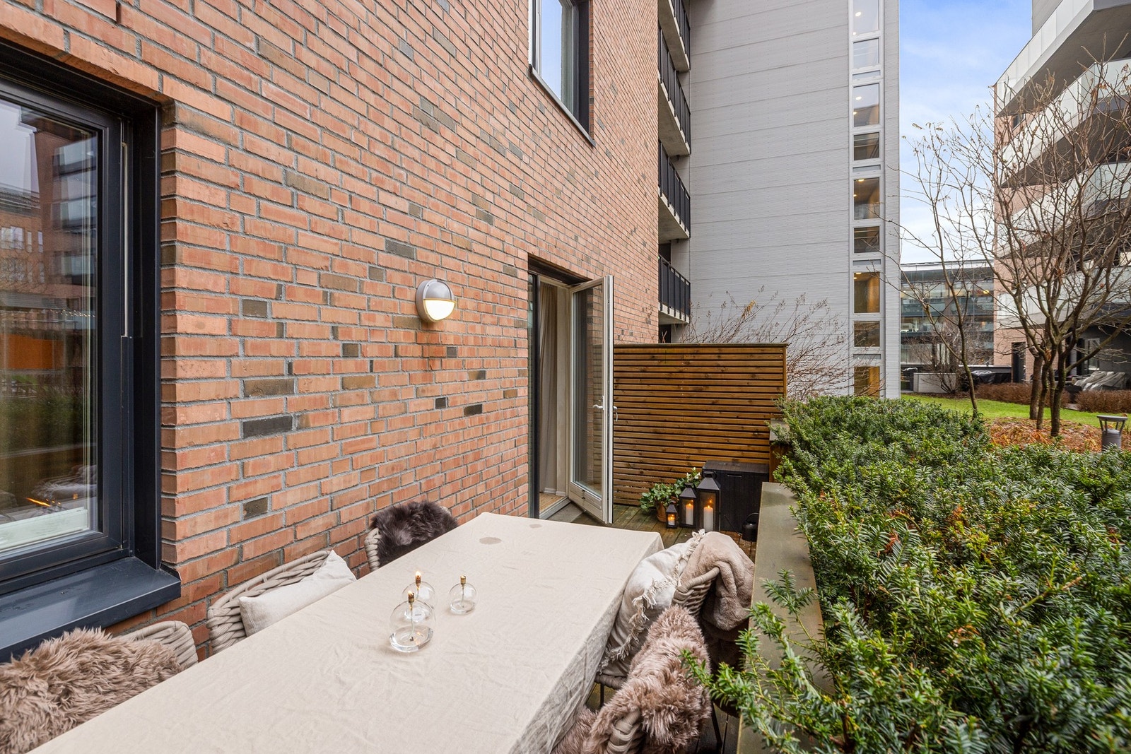 Terrassen blir et behagelig loungeområde sommerstid, et perfekt sted å tilbringe late dager og hyggelig sommerkvelder. Galleribilde