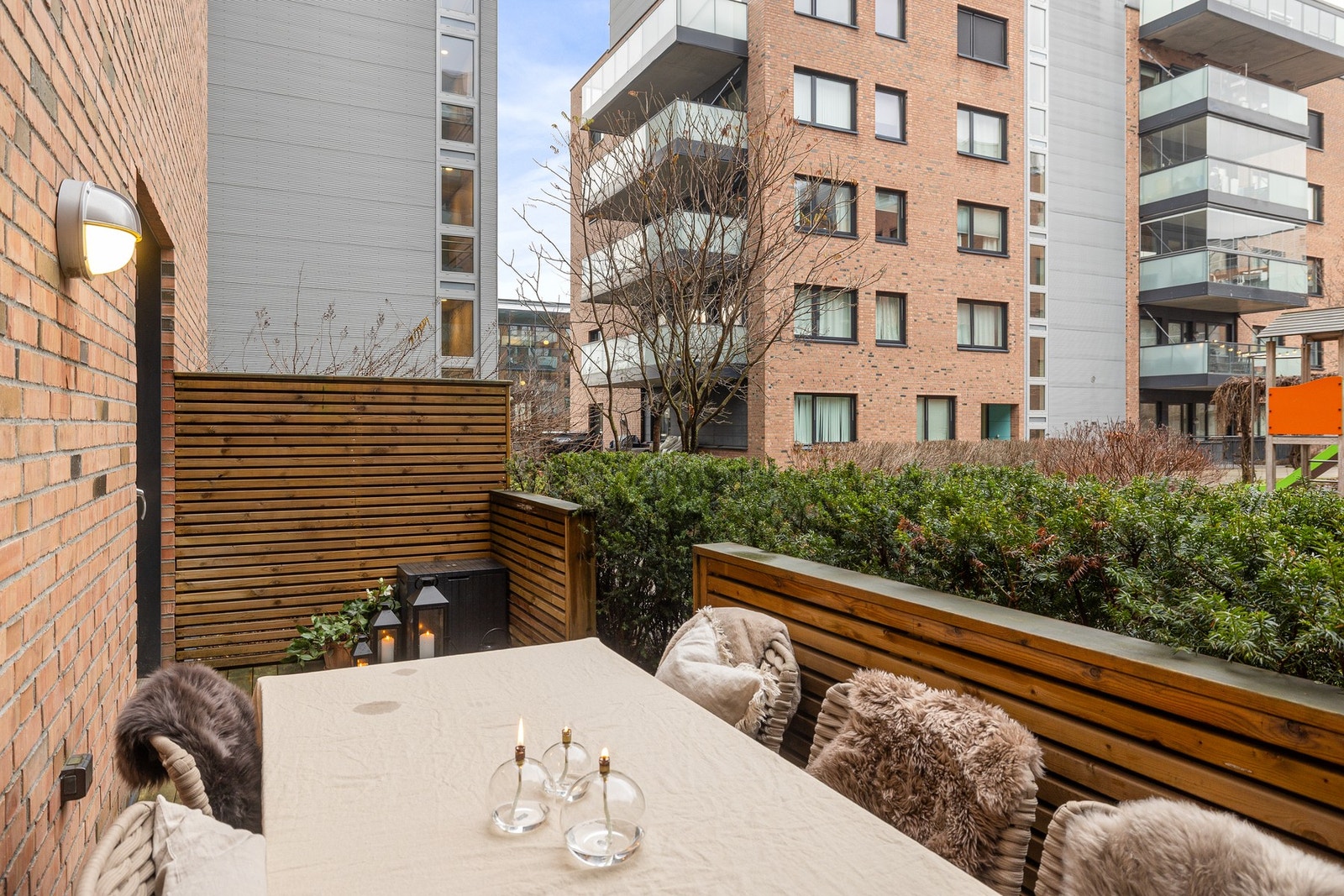 Her sitter man lunt til med levegger på begge sider, i tillegg til gjerde og en frodig, grønn hekk som skjermer inn mot pent opparbeidet gårdsrom. Galleribilde