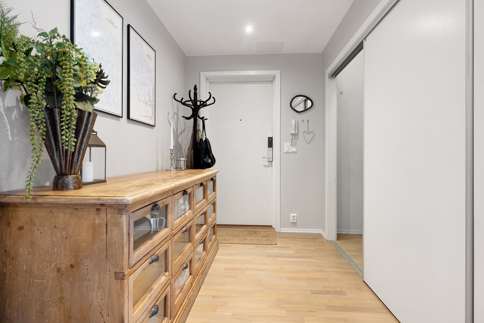 En innvendig bod har gitt mulighet for en praktisk skyvedørsgarderobe med svært god innredning. Leiligheten har også en kjellerbod. Galleribilde