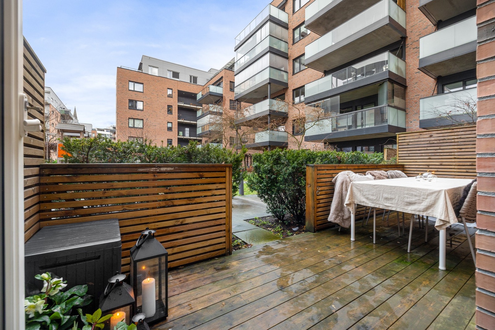 Fra stuen har du direkte adgang til en usjenert og godt skjermet terrasse på ca. 10 m2. Galleribilde